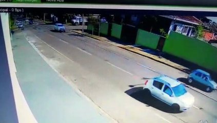 Video herunterladen: Internauta pede ajuda para localizar condutor que colidiu contra veículo Palio Fire - veja imagens do momento