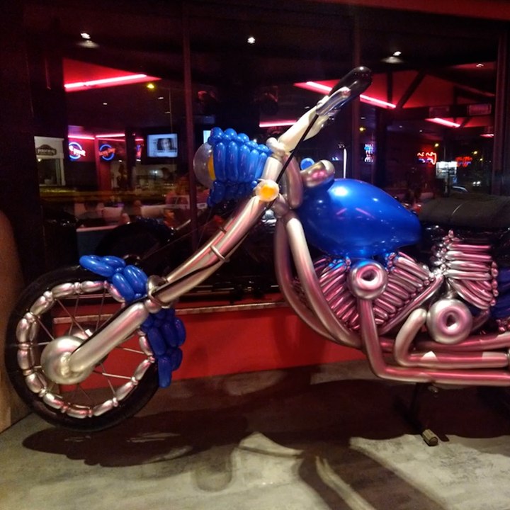 Môssieur Ballon a mis 10 heures pour construire une Harley Davidson en ballons de baudruche