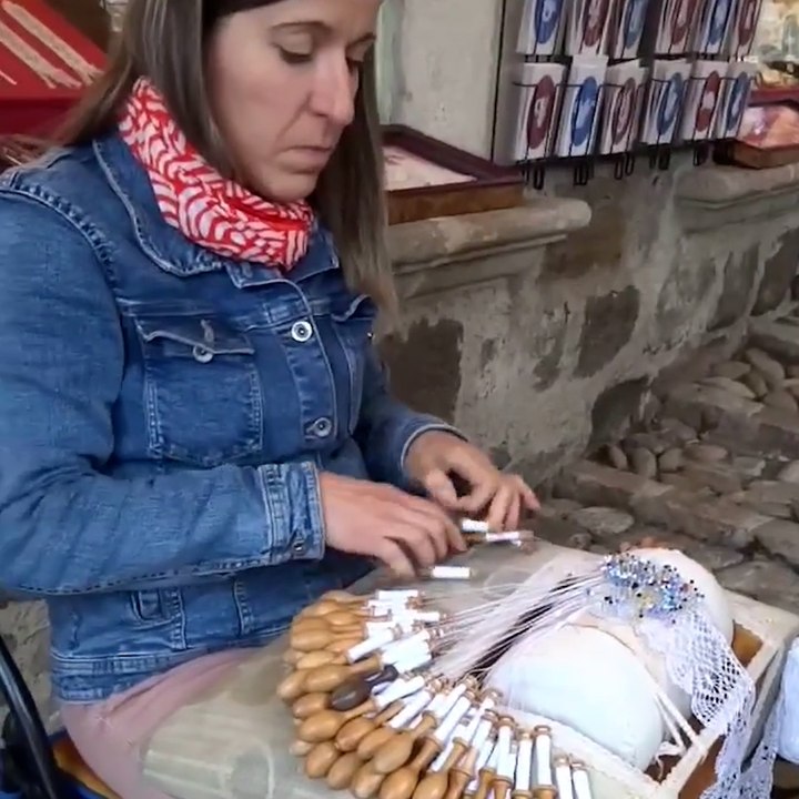 Les doigts d'or de cette dentellière du Puy-en-Velay