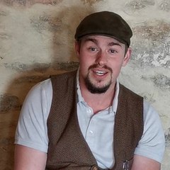 À 27 ans, Antoine est passionné par son métier : il est maroquinier