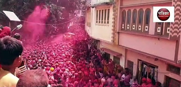 राजस्थान के इस मंदिर से निकली ठाकुरजी की सवारी में उड़ी सैकड़ों किलो गुलाल