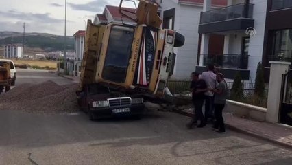 Üzerine mıcır yüklü kamyon devrilen otomobil kullanılamaz hale geldi
