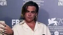 Chris Pine no soporta a Harry Styles en la conferencia de prensa