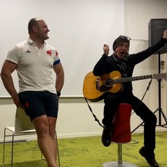 XV de France : Jean-Louis Aubert chante « Ça » avec William Servat avant le choc France-Angleterre