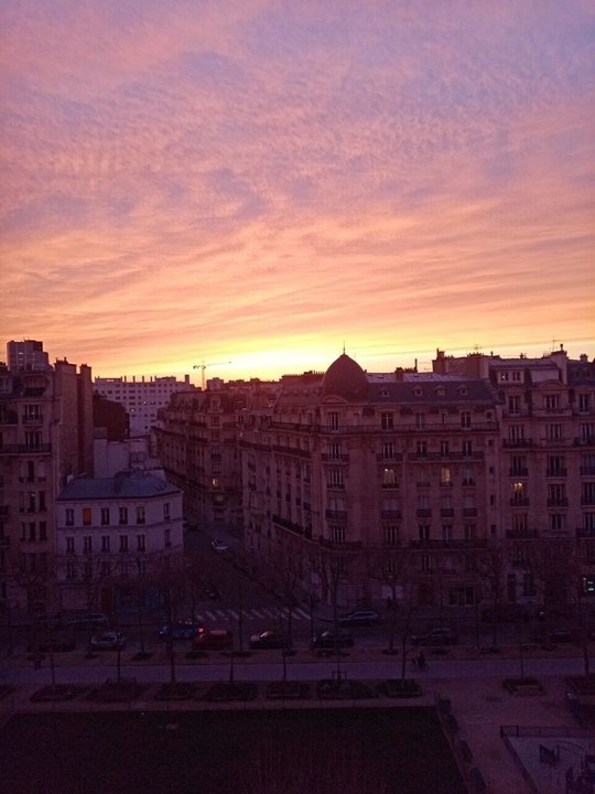 Poussières de sable du Sahara : superbe couché de soleil s'est étendu sur la France