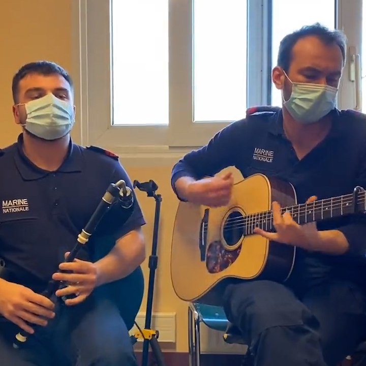 Ce duo du bagad de Lann-Bihoué joue un air celtique au biniou et à la guitare