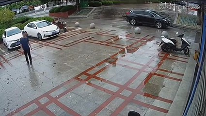 Un conductor mueve una bola de piedra para salir de un parking sin pagar - fail