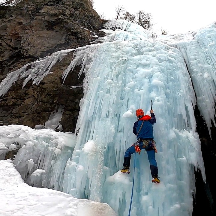 Cascades de glace : la nouvelle activité tendance, l’escalade sur glace