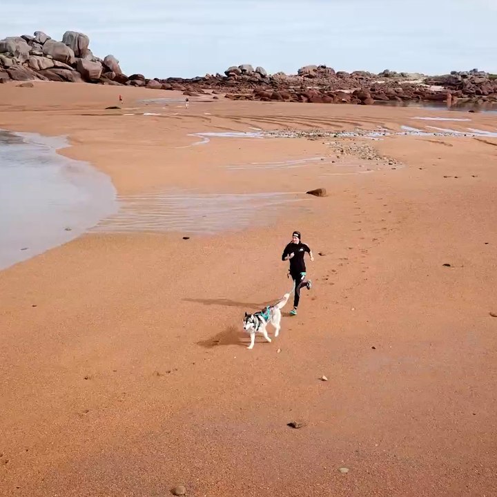 Cette sportive et son chien nous offrent des images magnifiques de Bretagne vue du ciel