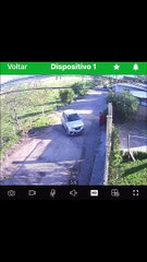 Pai esquece filho para fora do carro e vídeo viraliza
