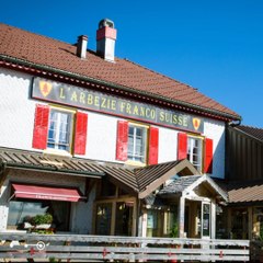 Dans l'hôtel Arbez, vous dormirez la tête en France et les pieds en Suisse