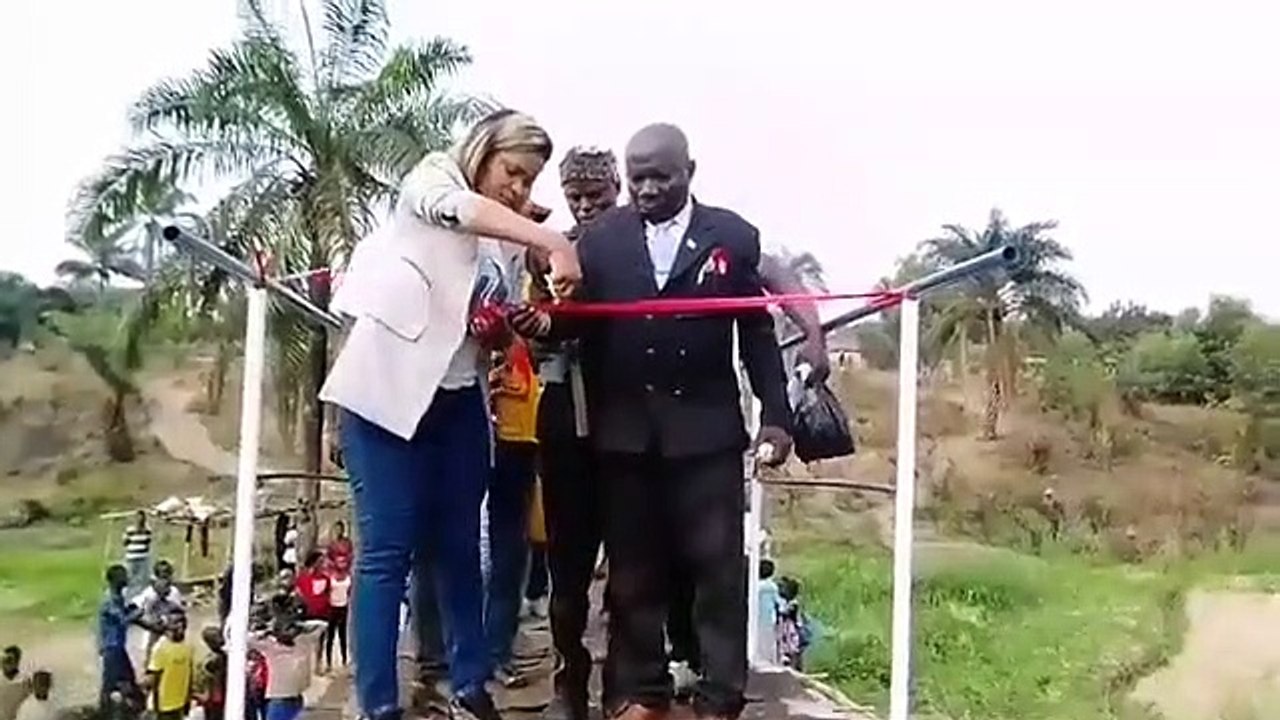 Puente colapsa en el momento en que se cortaba la cinta de inauguración