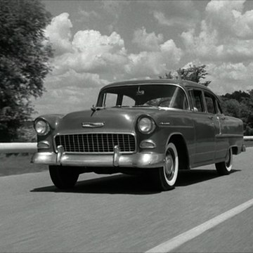 Simone était une pionnière du rallye automobile. On lui doit l'expression : en voiture Simone