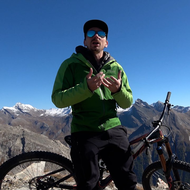 Alexis et Titouan sont les premiers à avoir descendu la Pène Blanque, dans les Pyrénées, en VTT