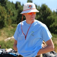 Cet étudiant arrive en cours en parapente