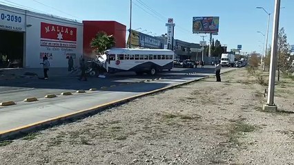 Autobús choca contra negocio