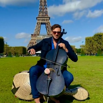 Cette star du violoncelle reprend La vie en rose d'Édith Piaf devant la tour Eiffel