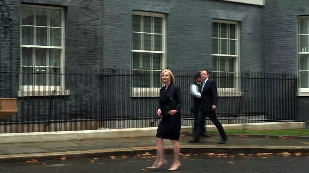 Entrée à Downing Street, Liz Truss promet de sortir le Royaume-Uni de la "tempête"