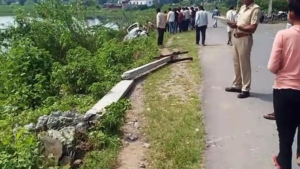 सड़क हादसे में मां-बेटे सहित तीन जनों की मौत