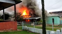Bombeiros de Ivaiporã combatem fogo em residência