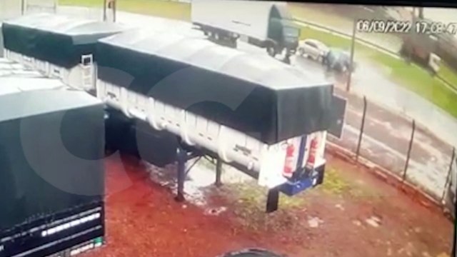 Câmera registra forte colisão frontal na PRc-467 que deixou duas pessoas feridas