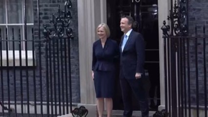 Truss promete bajo un aguacero sacar a su país de la "tormenta"