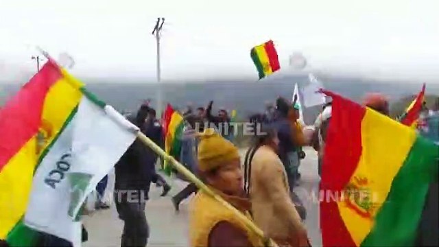 Entre cánticos, aplausos y abrazos, las dos marchas de cocaleros se encontraron en Unduavi y van a Pongo