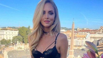 Mit Spitze und Schnürung: Chiara Ferragni zeigt sich nur in Unterwäsche
