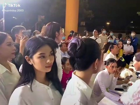 Hoa Hậu Thùy Tiên giúp một bạn nhỏ tìm lại bố của mình sau khi bị lạc