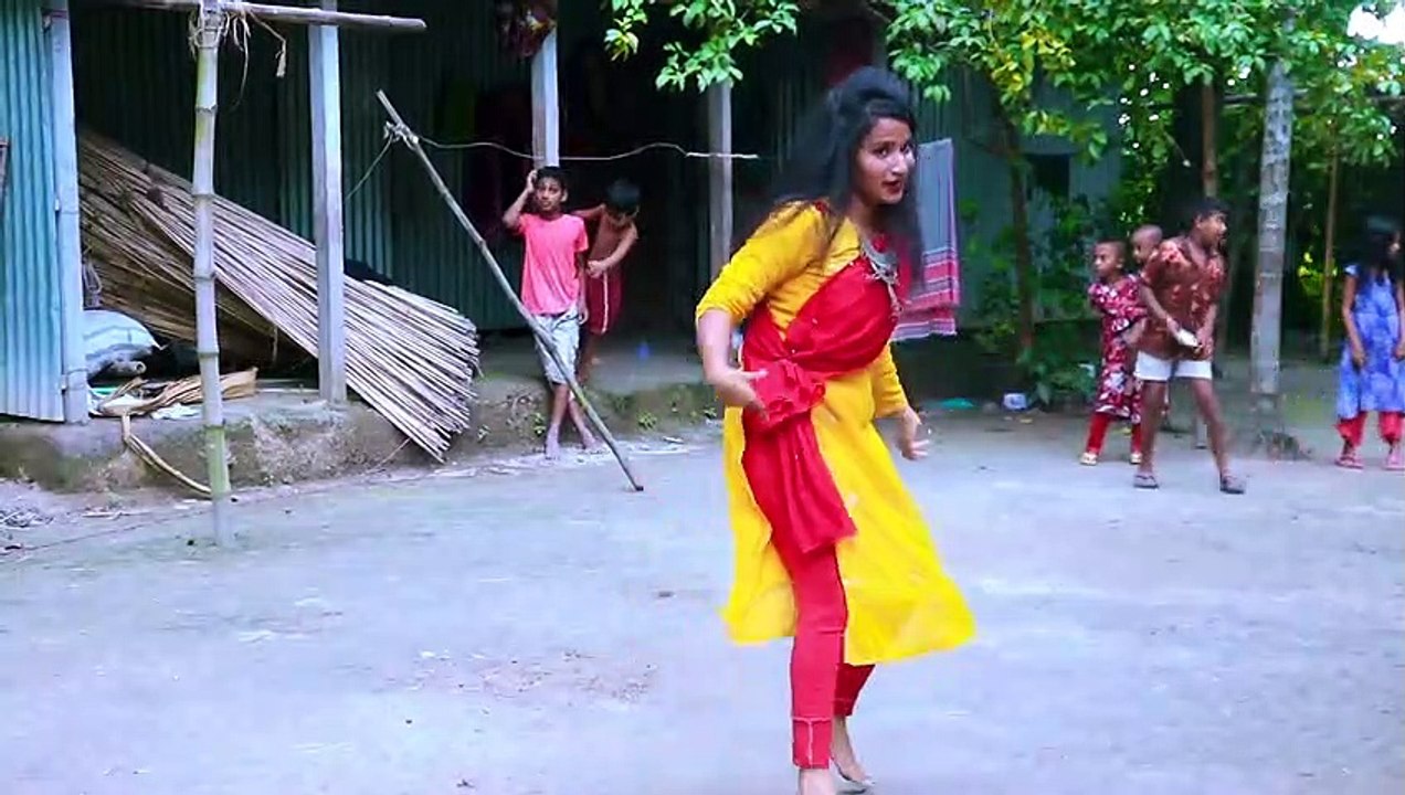 গ্রামের মেয়ের অস্থির নাচ - প্রেম রসিয়া - Prem Roshiya Hobo Kemone - Bangla Wedding Dance - Mim