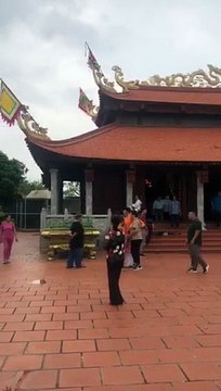 Nghệ sĩ Hoài Linh chuẩn bị cúng Tổ