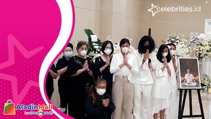 Keluarga Mendiang Reza Gunawan Jalani Upacara Keagamaan di Rumah Duka, Dipimpin 4 Biksu