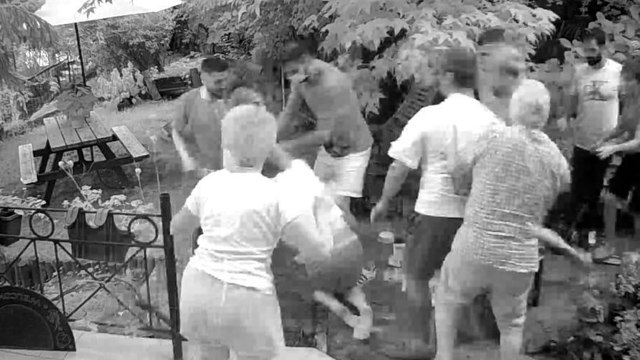 Yüksek sesle müzik dinleyen komşusunu darp etti