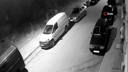 Hırsız balkonda asılı olan çamaşırları çaldı... O anlar kamerada