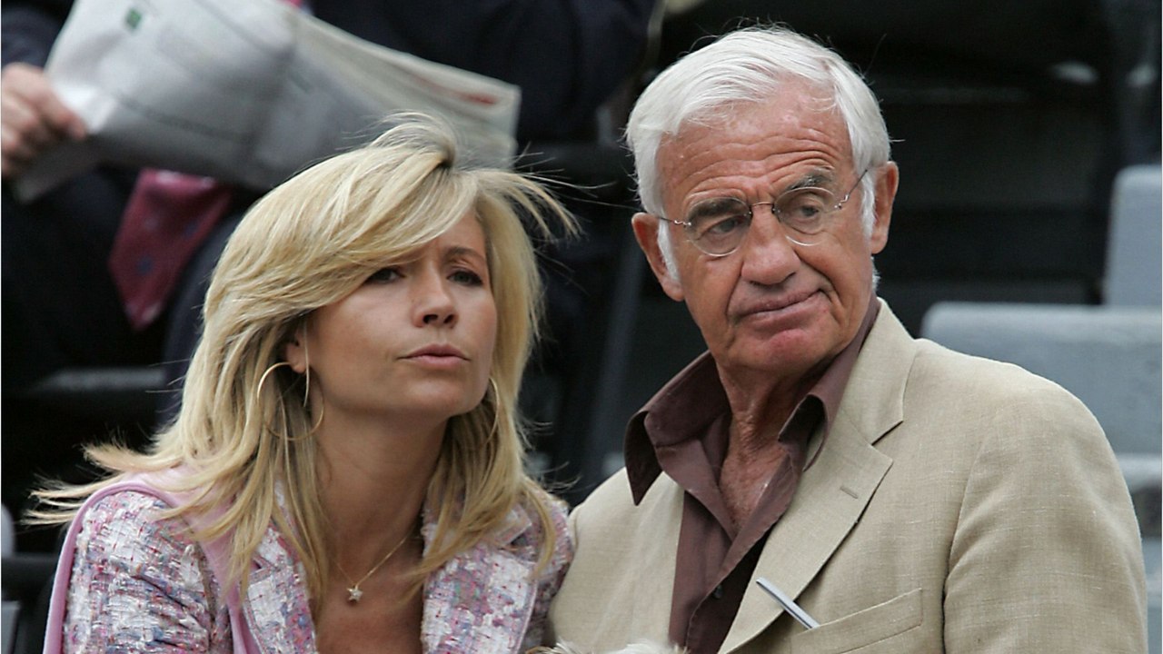 GALA VIDÉO - Natty bouleversée par l’anniversaire de la mort de Jean-Paul Belmondo : “20 ans d’amour, ça ne s’efface pas comme ça…”