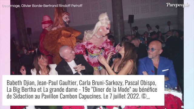 Carla Bruni : Robe très courte et jambes interminables, elle fait sensation du côté de Venise