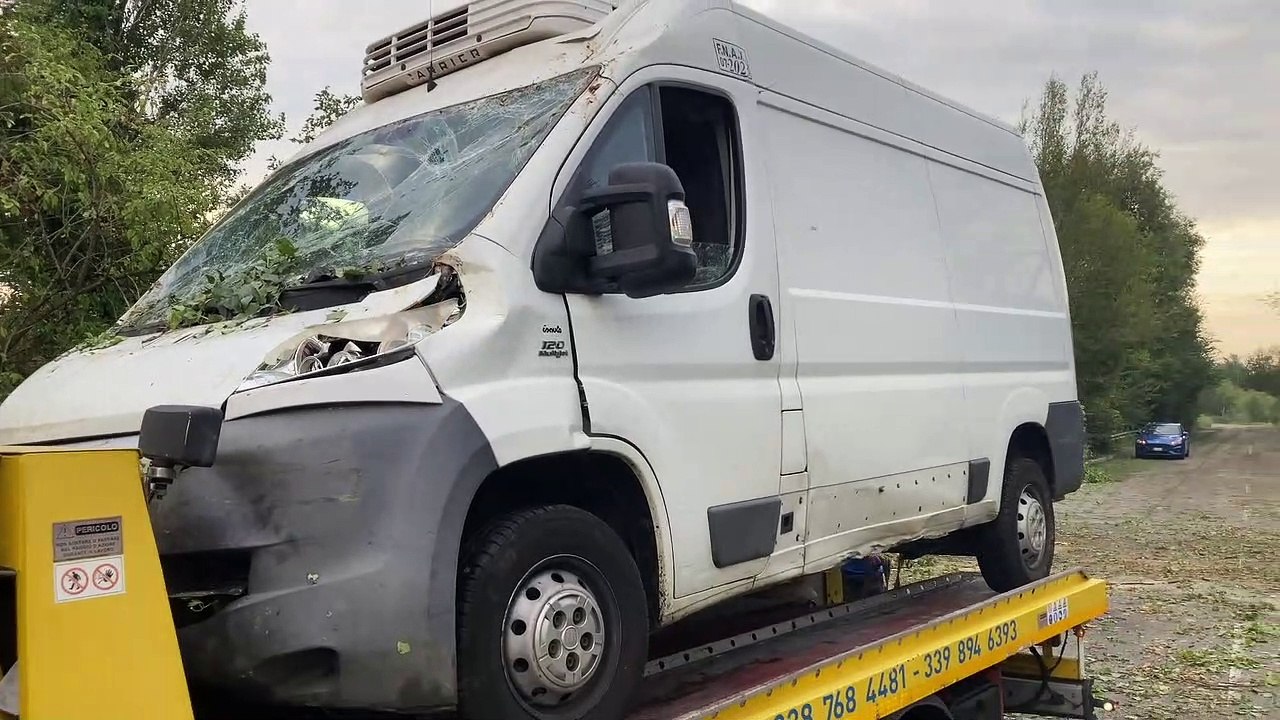 San Donato, albero cade su auto: 26enne in coma