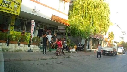 Eli sopalı kadın önüne gelen erkeği dövdü
