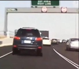 Seyir halinde olan aracının üzerine trafik levhası düştü