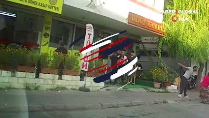 Eli sopalı kadın önüne gelen erkeği dövdü! O anlar kamerada