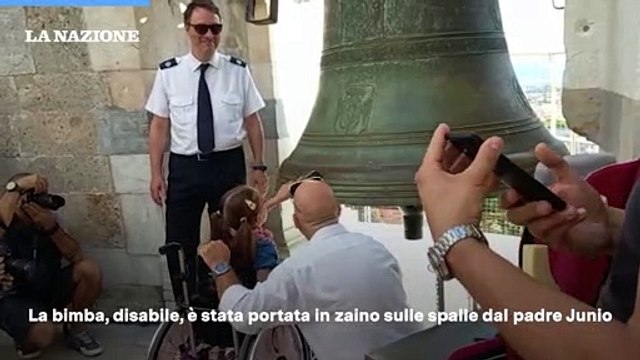 Si avvera il sogno della piccola Margherita: è salita sulla torre di Pisa