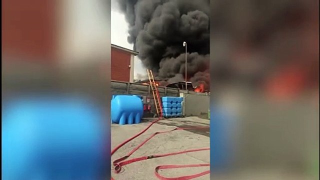 Vasto incendio a San Giuliano Milanese, coinvolta una ditta di prodotti chimici