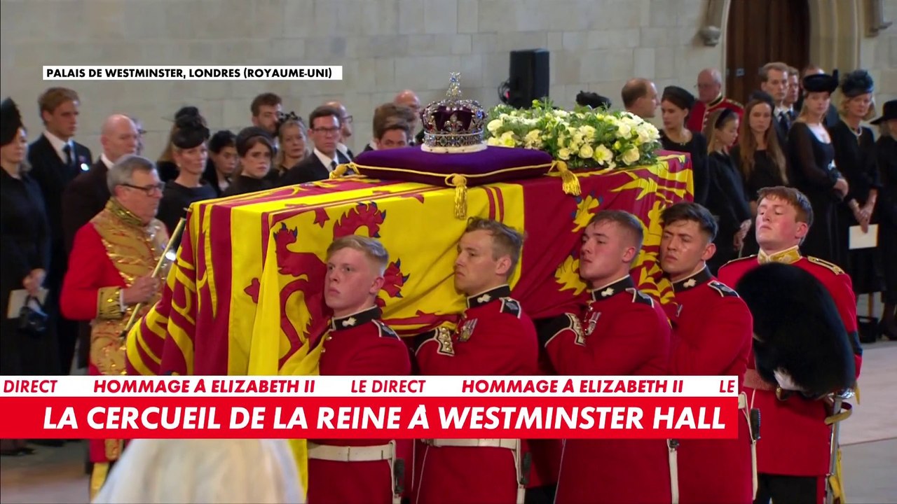 Le cercueil d'Elizabeth II fait son entrée à Westminster Hall