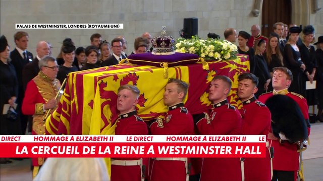 Le cercueil d'Elizabeth II fait son entrée à Westminster Hall