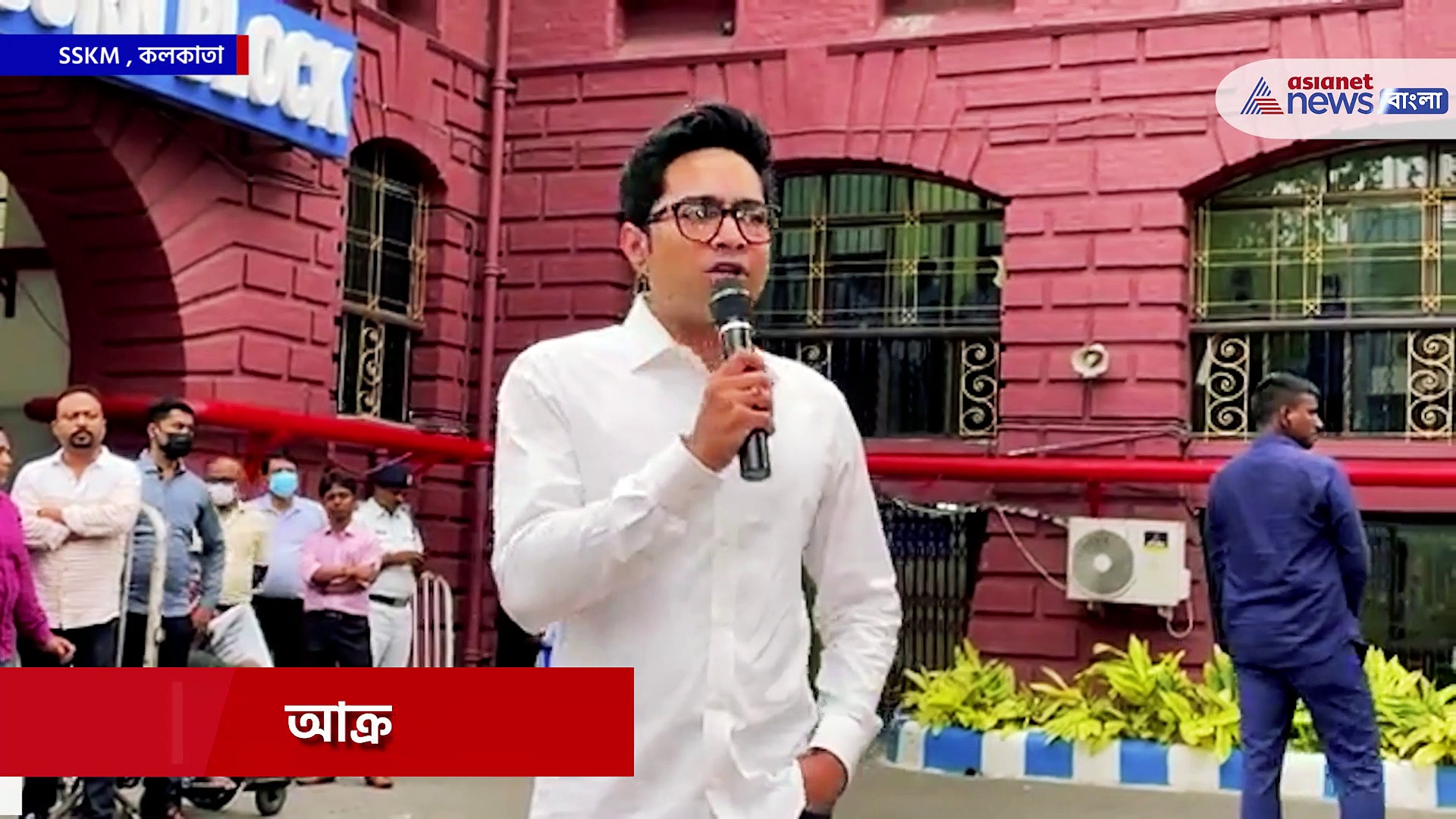 Abhishek Banerjee : 'আমি থাকলে মাথার উপরে শুট করতাম' আক্রান্ত ACP-র ধৈর্যকে কুর্নিশ জানিয়ে অভিষেকের মন্তব্য