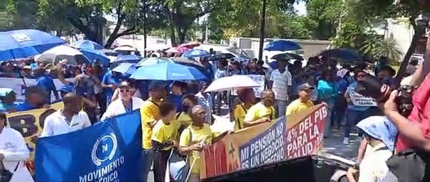 Médicos marchan en estos momentos exigiendo la eliminación de las ARS y las AFP