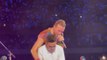 Ce fan inconditionnel de Coldplay est invité sur scène par le chanteur en plein concert