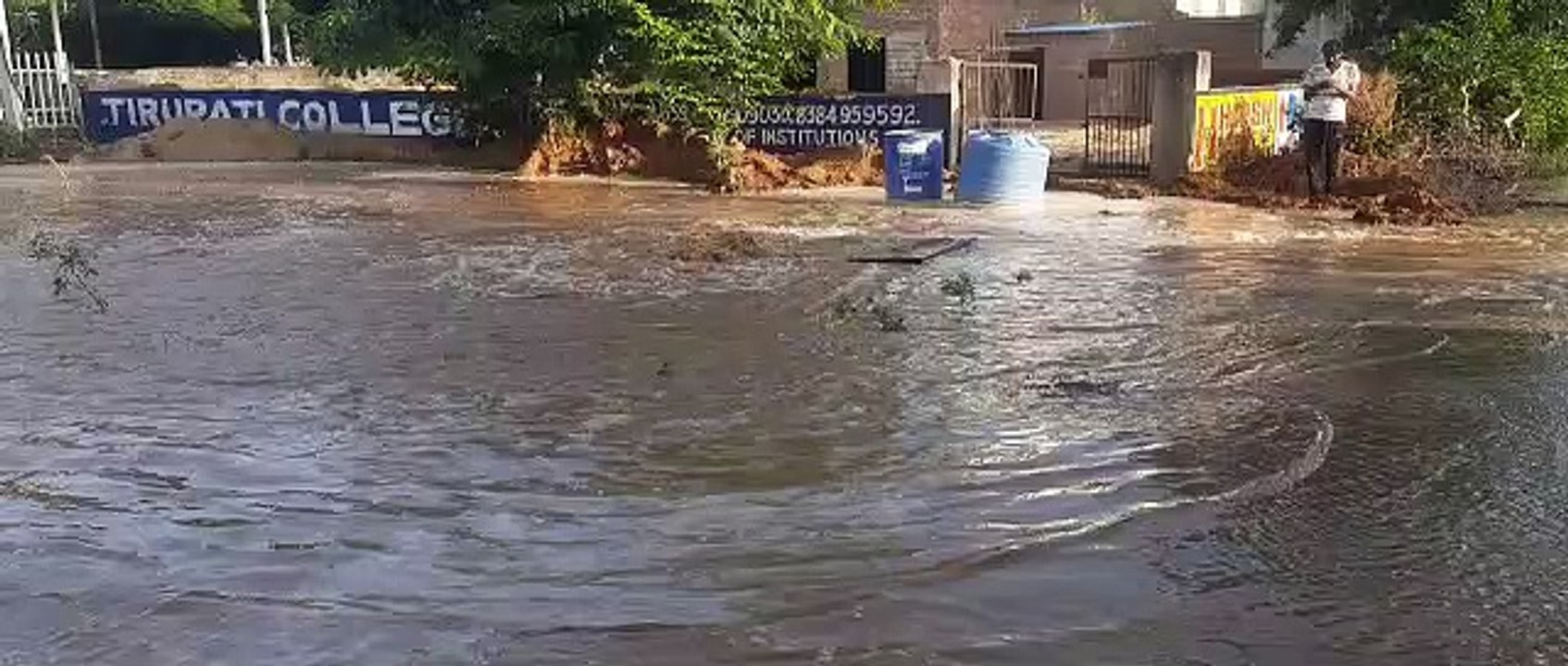 जयपुर में सड़क बनी दरिया, घरों में घुसा पानी