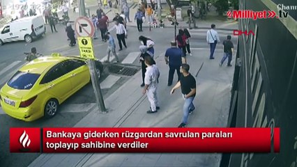 Bankaya giderken rüzgardan savrulan paraları toplayıp sahibine verdiler