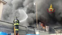 Las llamas acaban con una planta química en Milán